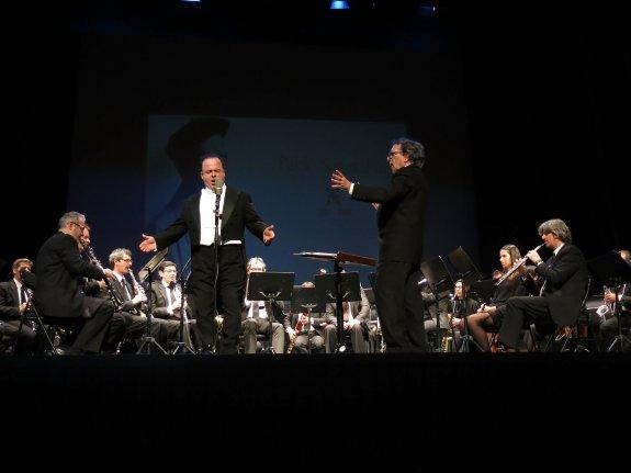 Miguel Sánchez Ruzafa (dcha.), al frente de la Banda, con el tenor Pablo Martín.