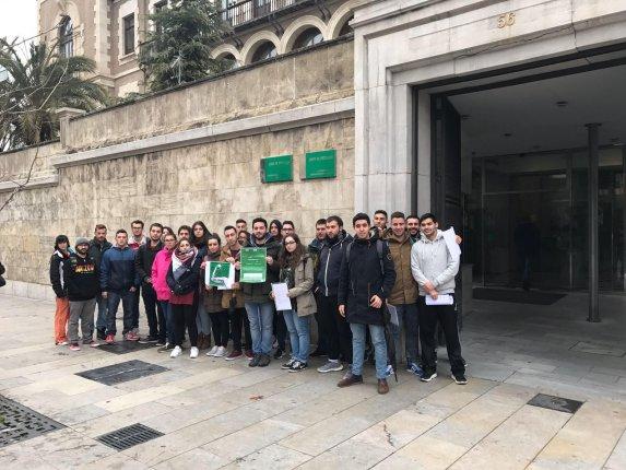 Imagen de los jóvenes, ante las puertas de la Delegación de Gobierno de la Junta en Granada. 