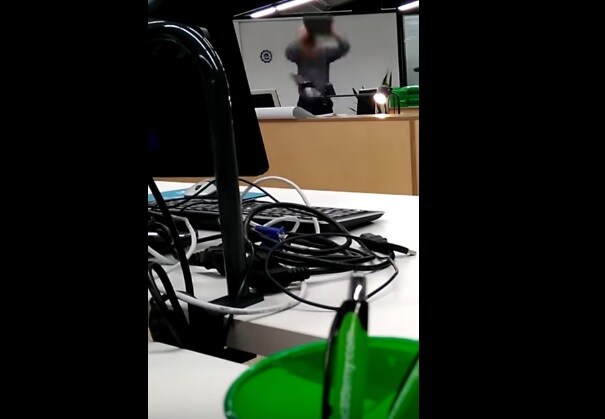 Un alumno llama "subnormal" a un profesor y él destroza el ordenador a golpes