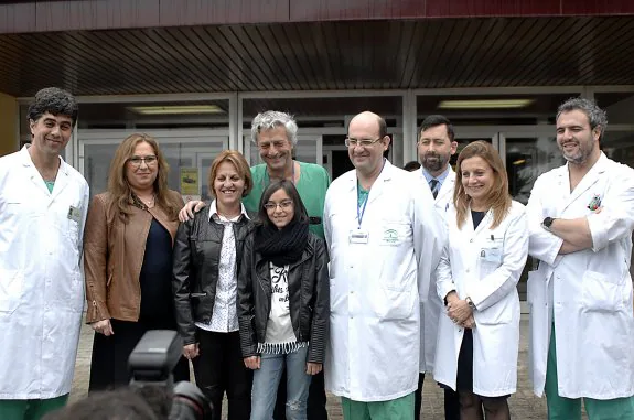 El equipo médico, con la niña trasplantada y su familia.