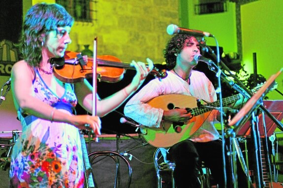 María y Moncho, miembros de Fandila, presentan su disco este viernes junto al mago Cheluís Salmerón y numerosos invitados.