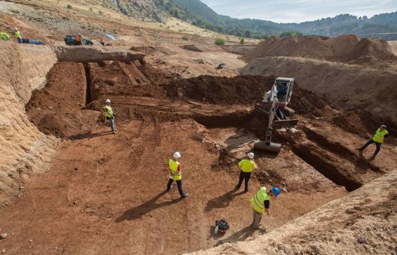 Arqueólogos trabajan para tratar de localizar la fosa donde está enterrado Federico García Lorca en el paraje del Peñón del Colorado en Alfacar.