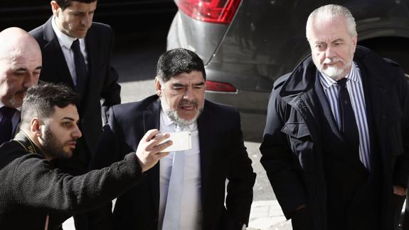Maradona fue al estadio tras el incidente del hotel y después de una 'complicada' comida de directivas