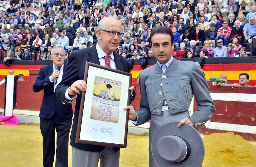 Enrique Ponce recibe una placa de agradecimiento en 2016.