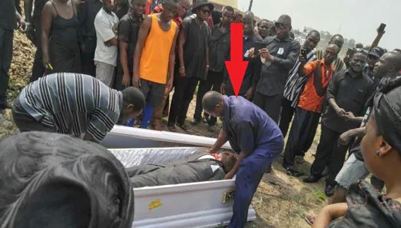 Se llevan a un muerto a hombros en pleno entierro porque su familia no había pagado el funeral