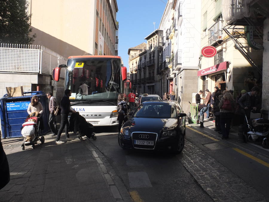 La calle Santa Escolástica, en el eje Pavaneras-Fortuny-Plaza del Realejo-Calle Molinos, es un batiburrillo al mediodía donde no cabe siquiera un alfiler.