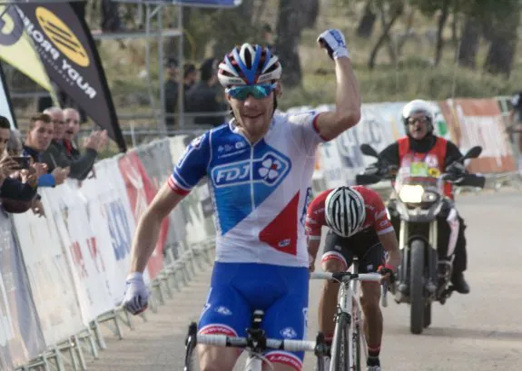 Pinot celebra su victoria ante Contador, ayer en la Peña del Águila.