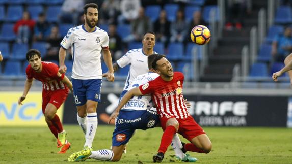 El Almería es incapaz de dar señales de vida a domicilio