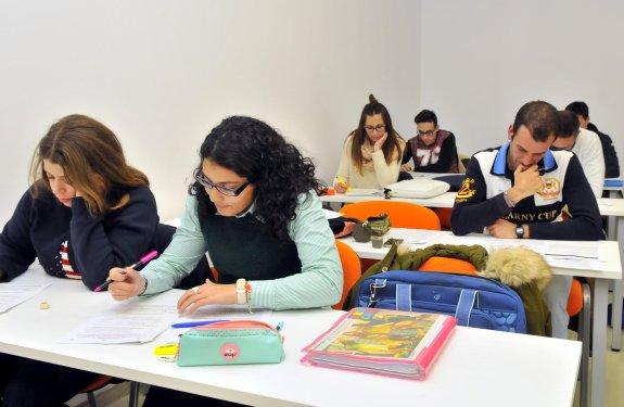 Algunos de los alumnos de las oposiciones a la Guardia Civil durante una sesión.