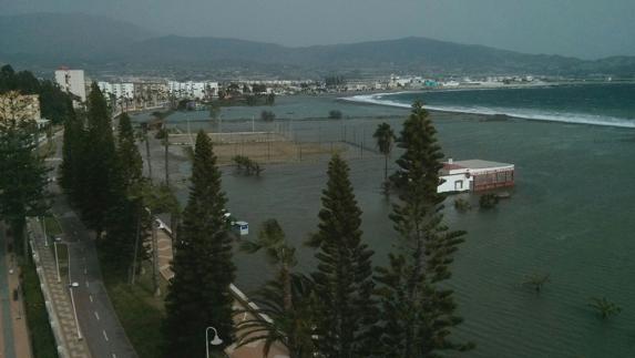 El mar se adentra en la playa de Motril y provoca una espectacular inundación