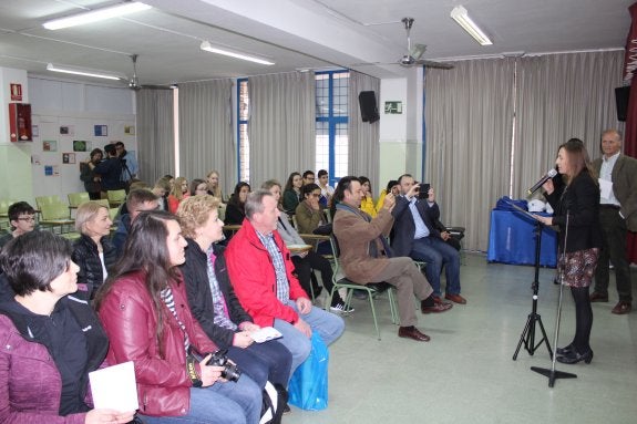 La delegada provincial de Educación, Francisca Fernández, dio la bienvenida a las expediciones llegadas desde tres naciones.