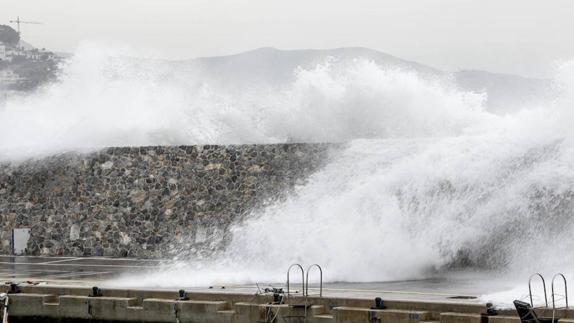 Olas de 5 metros sacuden con dureza la costa de Almuñécar