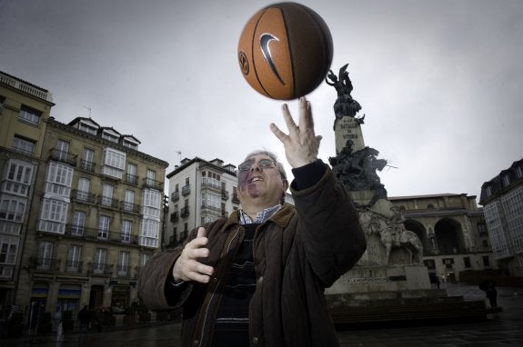 Iñaki Iriarte realiza malabares con el balón en la vitoriana plaza de La Virgen Blanca.