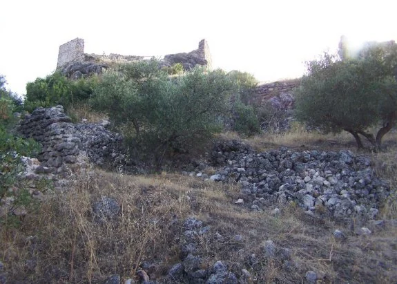 Restos de la fortaleza en el término de Segura de la Sierra.