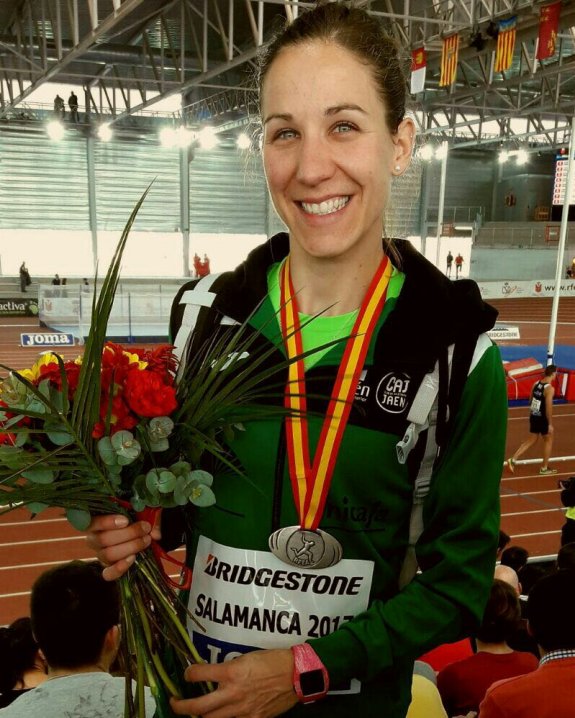 la jienense Natalia Romero posa con su medalla de plata en los 800 metros.