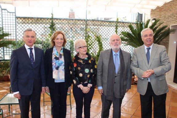 Carmen Ortiz junto a cuatro exconsejeros de Agricultura (Paulino Plata, Elena Víboras, Isaías Pérez Saldaña y Leocadio Marín.