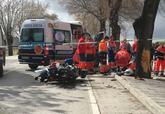 Servicios sanitarios tratando de reanimar al fallecido, vecino de Granada, tras el accidente de moto.