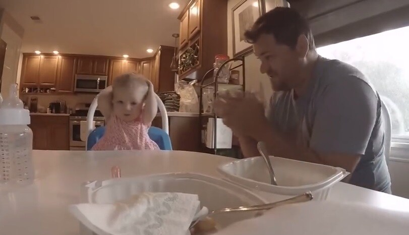 El tierno vídeo de un padre sordo cantándole en lengua de signos a su hija también sorda