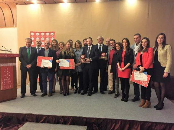 Foto de familia de los ganadores con miembros de AJE y autoridades. 