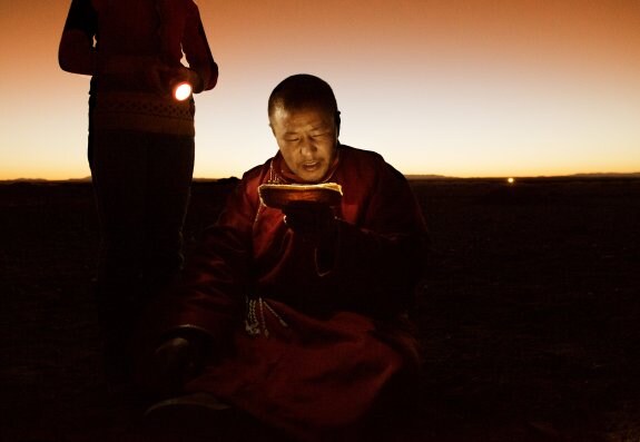 Alumbrado por una linterna, el pastor  saluda al Tsaagar Sar, el primer amanecer  del nuevo año. :: 