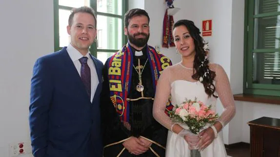 Un concejal de Podemos casa a una pareja vestido de cura y con la bufanda del Barça