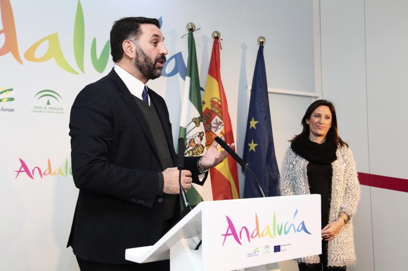 La alcaldesa de La Carolina, Yolanda Reche, junto al consejero de Turismo de la Junta de Andalucía, Francisco Javier Fernández, en Berlín. 