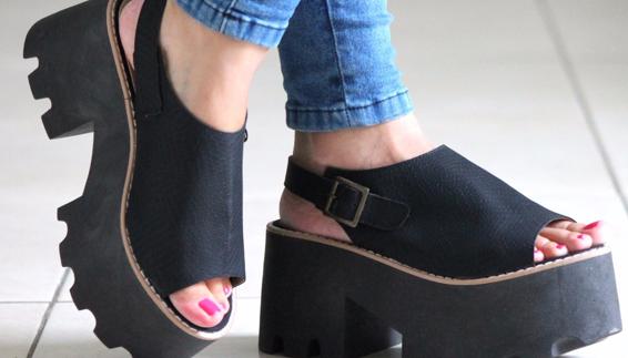 Unos zapatos de plataforma.