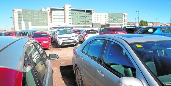 Solar atestado de coches frente al nuevo hospital situado en el Campus de la Salud.