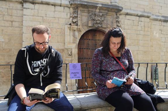 Óscar y Anna Lisa, leyendo en la plaza de San Bartolomé.