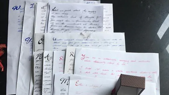 Le pide matrimonio con las iniciales de las cartas de amor que le escribió durante 3 años