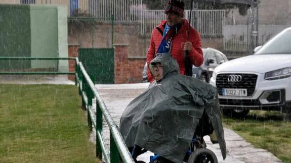 La emotiva imagen de dos aficionados de Tercera da la vuelta a España