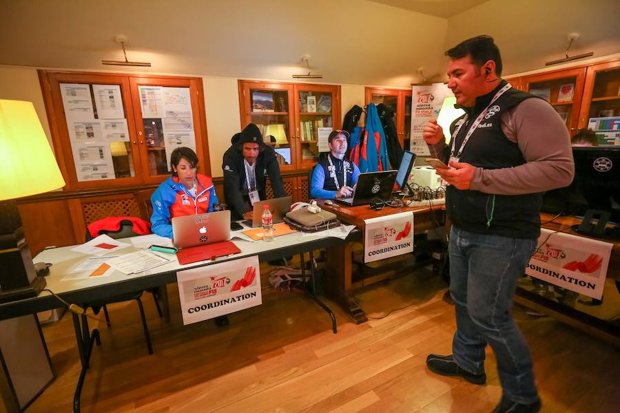 Paco Vicente, sentado en el centro de la imagen, maneja la coordinación del evento.