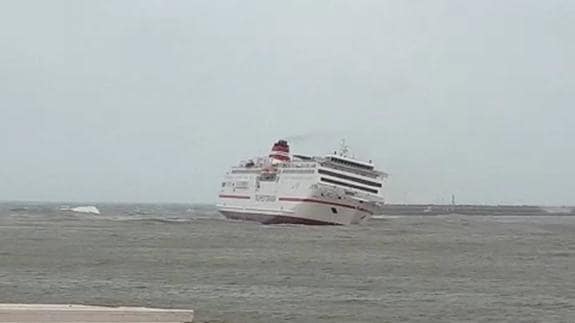 El vídeo viral de un ferry procedente de Almería a punto de volcar por el viento en Melilla