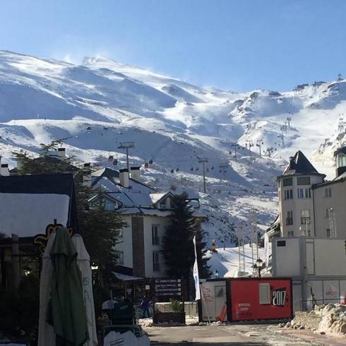 Sierra Nevada reabre con sol y pendiente del viento