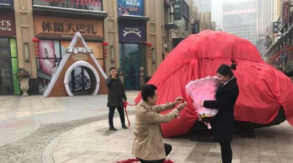 Un ciudadano chino pide matrimonio a su pareja.