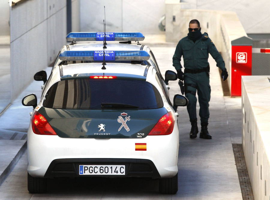 Trata de pinchar con una navaja a un guardia civil en Roquetas de Mar