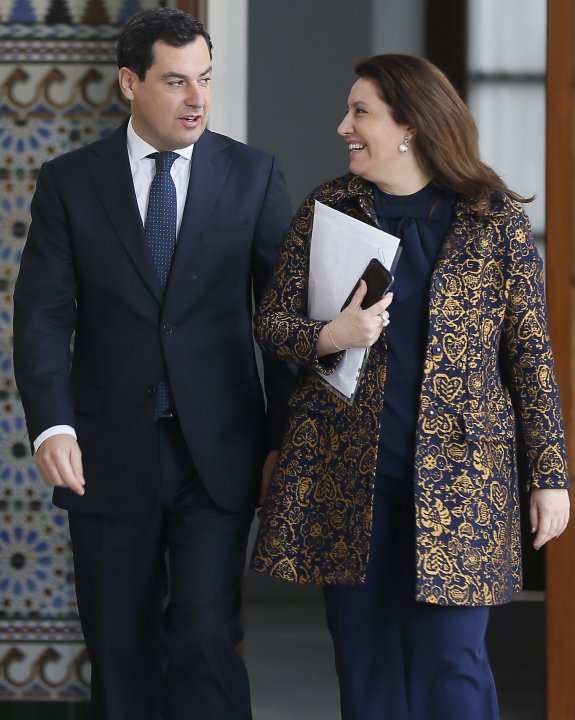 Moreno y la portavoz en el Parlamento andaluz, Carmen Crespo.