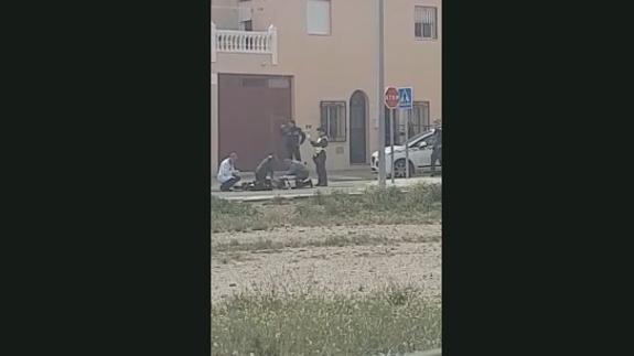 Un vídeo muestra cómo un guardia civil trata de reanimar al fallecido en Níjar