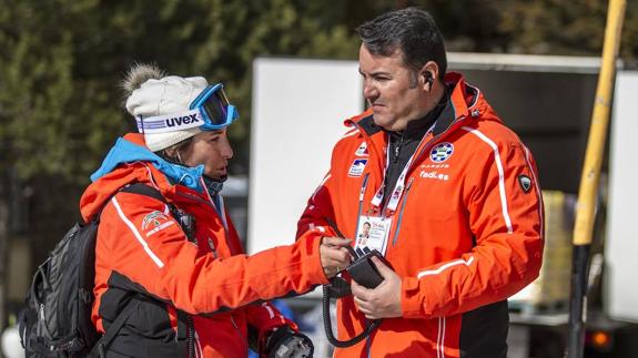 Carolina Ruiz y José Manuel Huertas charlan durante la final de esquí cross, ayer.