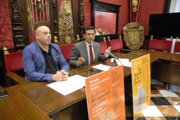 De derecha a izquierda, el alcalde de Granada, Francisco Cuenca, y el técnico Jesús Ortega.