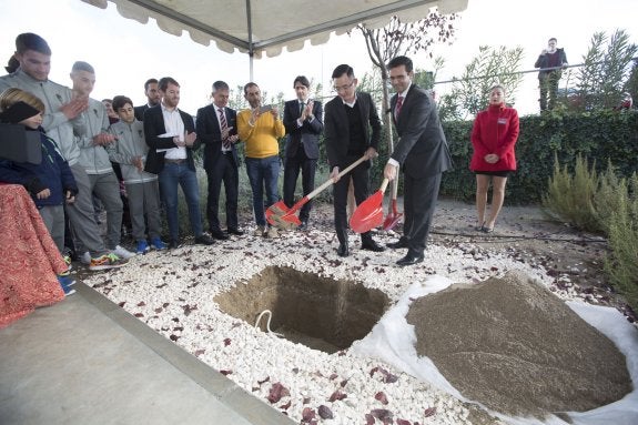 John Jiang, presidente, y Paco Cuenca, alcalde, colocan la primera piedra a mediados de diciembre.