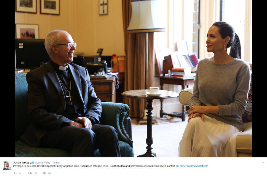 Lluvia de críticas a Angelina por visitar al arzobispo de Canterbury sin sujetador