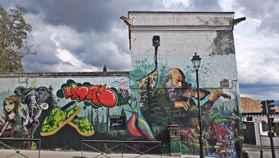 El mural de la Cuesta del Caidero donde ha reaparecido la Jirafa Cablejera.