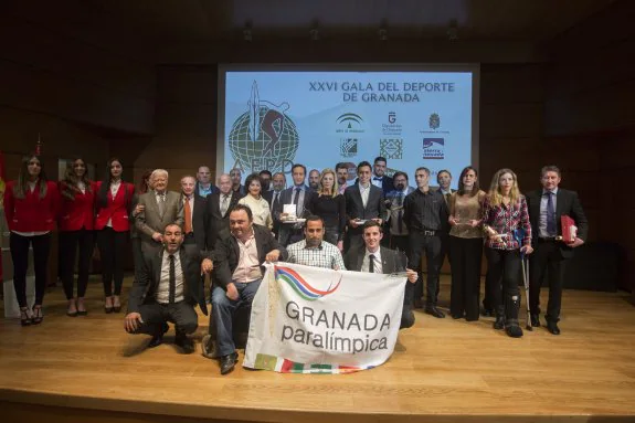 Foto de familia de los premiados durante la XXVI Gala del Deporte de la Asociación Española de Periodistas Deportivos.