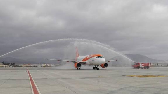 Los Bomberos 'bautizaron' el vuelo Londres-Granada de easyJet, estrenado el mes pasado. 