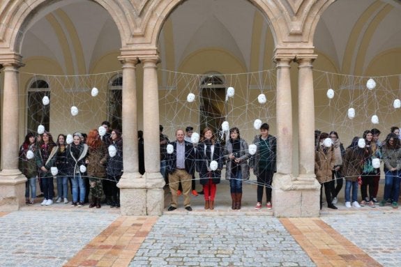 Alumnos de la Escuela de Artes, con representantes de las administraciones y colectivos.
