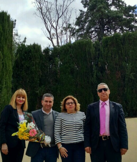 Cantos junto a José Luis Adán y dirigentes vecinales. 