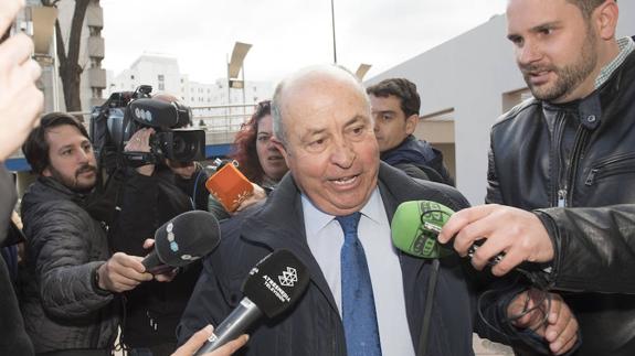 El exalcalde se dirige a declarar, este lunes.