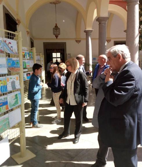 Más de mil escolares exponen en el Ayuntamiento sus dibujos sobre el agua en Granada