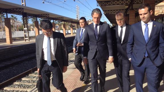 De la Serna firma el convenio para la cesión de Sierra Alhamilla